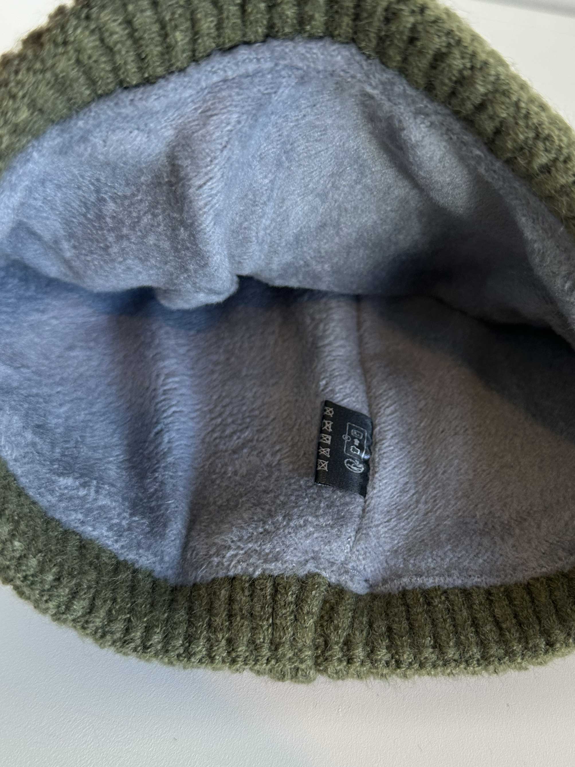 Neta - Strikhue med hvid tekst